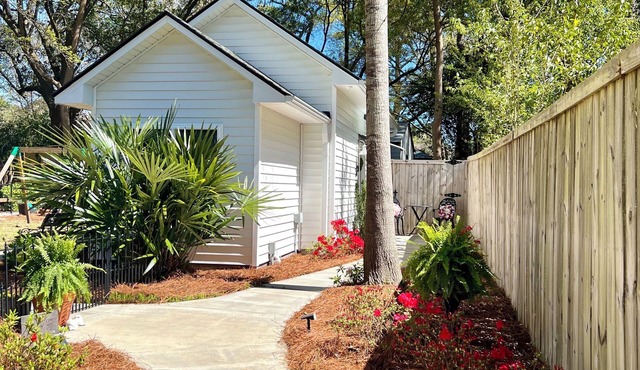 10/10 Rated Private Garden Cottage Retreat Minutes to Downtown