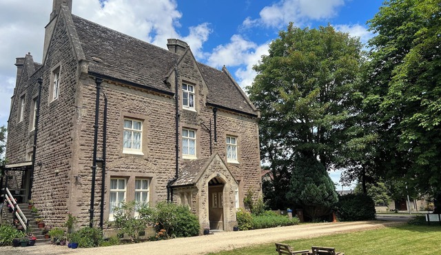 10-16 persons. Variable rates. 4 large (20-25 sq mtr) en suite rooms.