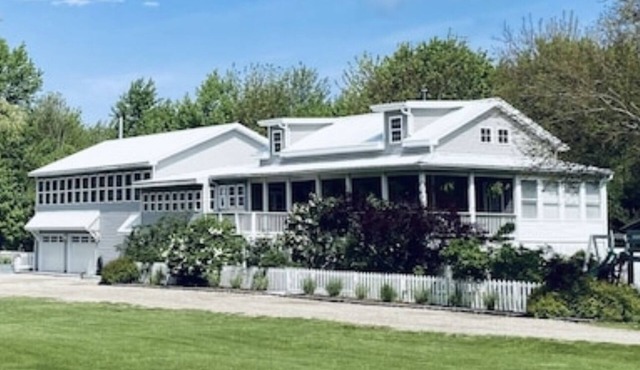 10 ACRE CUSTOM BUILT COUNTRY ESTATE WITH POOl SLEEPS 20