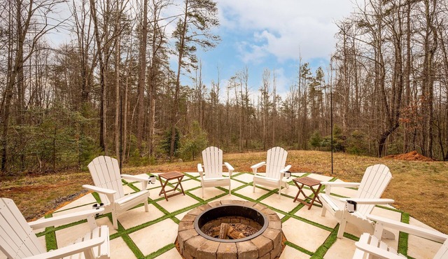 10-Acre, Dog-Friendly House Near Mtns & Wineries, Sleeps 8