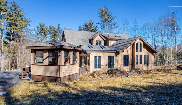 10-acre home with deck, BBQ, bar, pool table, fireplace, & loft