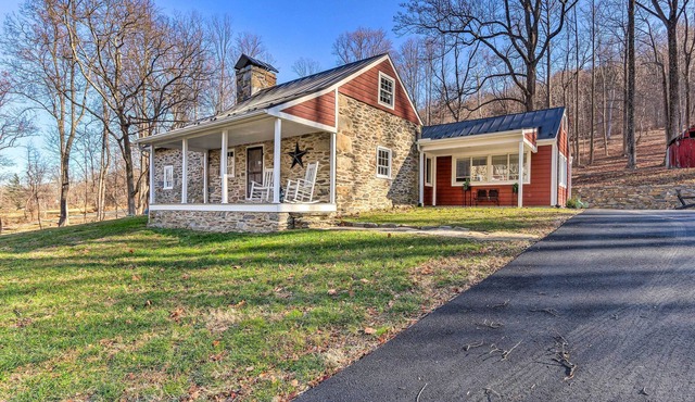 10-Acre Sanctuary w/ Hot Tub, Fire Pit & View