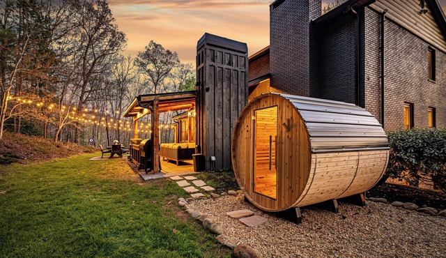 10 Acres, Sleeps 14 + Hot Tub + Sauna + Stocked Fishing Pond + Kayaks & More