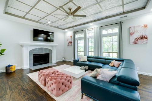 10 Acres with Hot Tub and Pond Luxury Melissa Villa!