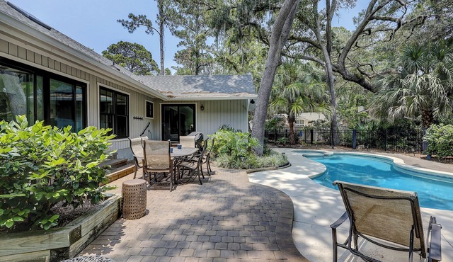 10 Baynard Cove-5 Minute walk to the beach with Private Pool & Spa