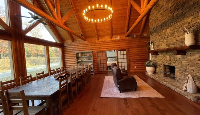 10 bdrm Cabin Lodge with Hot Tub, Grill & Firepit 10 mins from the Dahlonega Sq.