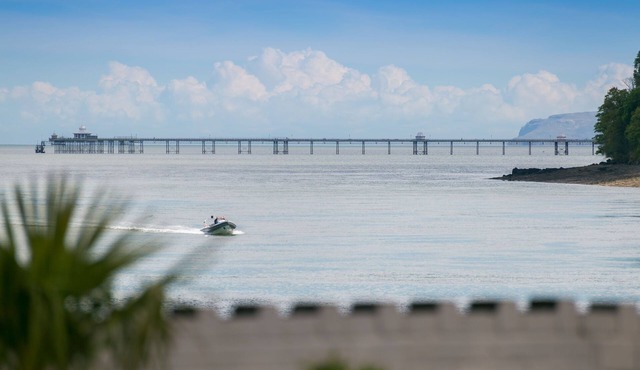 10 Beach Road - a sea view that sleeps 4 guests in 2 bedrooms