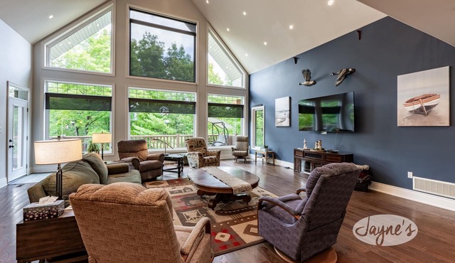 10 bed, 7 bath, cottage on Six Mile Lake, level land great for kids!