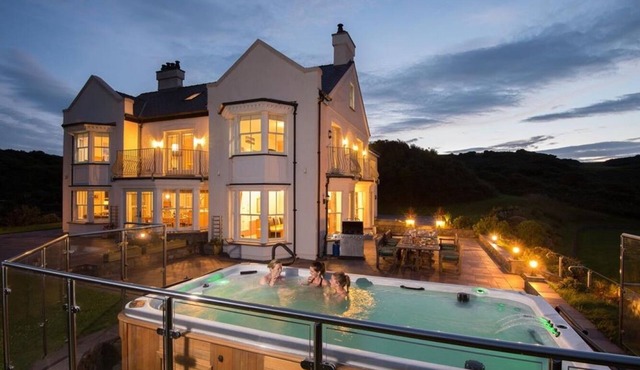 10 bed luxury country house with private beach, 168 acre coastal estate & hottub
