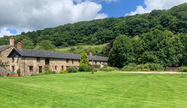 10 bedroom accommodation in Bampton, near Tiverton