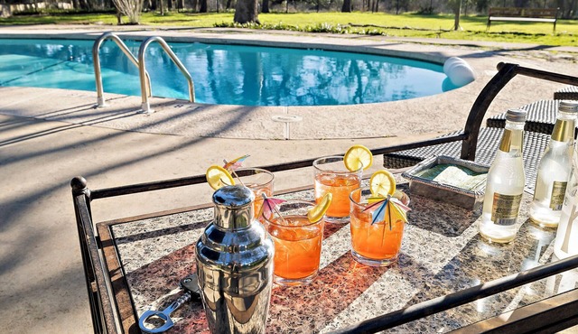 10 Bedroom Hill Country Retreat with Pickleball, Tennis and Pool- Stonehaven Ran