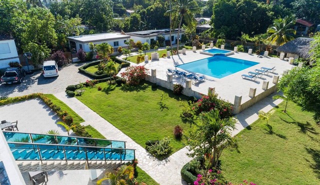 10-bedroom luxury mansion, perfect for party! Large pool, table tennis, billiard