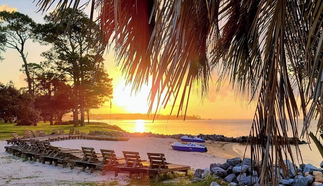 10 Bedroom Waterfront Beauty! Great Family Fun! Book Now!