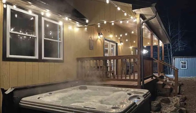 10 beds, 30 min to Raystown - Secluded with Hot tub