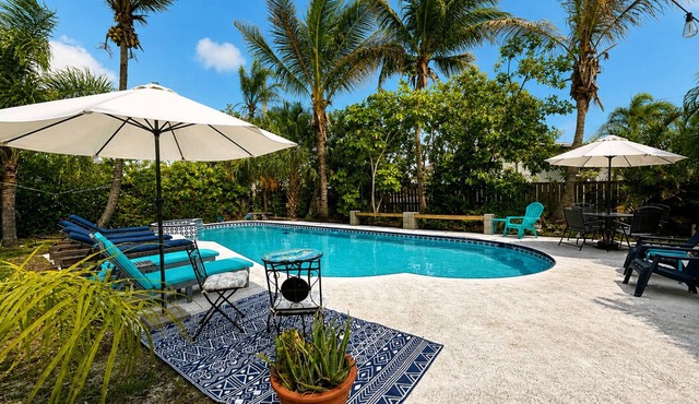 10 Beds/Private Tropical Pool/4Bikes/Beach Gear/Grill/Walk to Beach & Pickleball