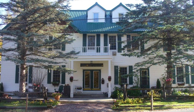 10 BR/10 BA Former Inn, Slps 30, Beach, Dock, Huntsville, Algonquin, Muskoka,