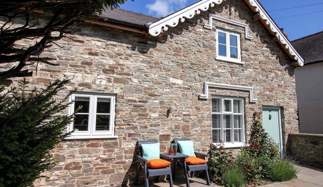 10 BRIDGE STREET, pet friendly, character holiday cottage in Clun