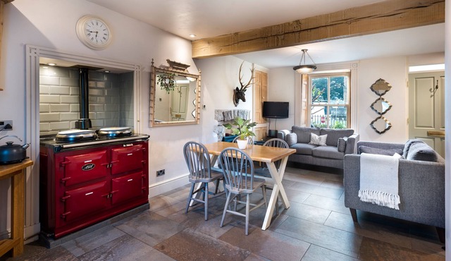 10 Castle Crescent - a cottage that sleeps 4 guests in 2 bedrooms