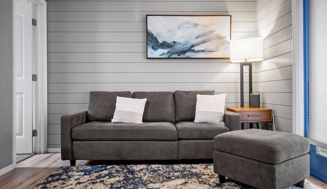 10 Chelsea Place On The Park, In Heart Of Downtown