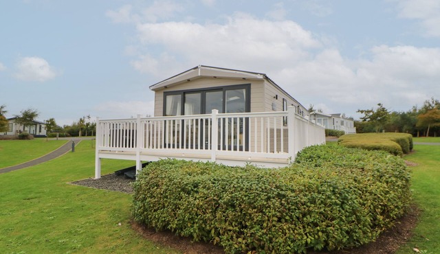 10 CHEVIOT VIEW, pet friendly, character holiday cottage in Lowick