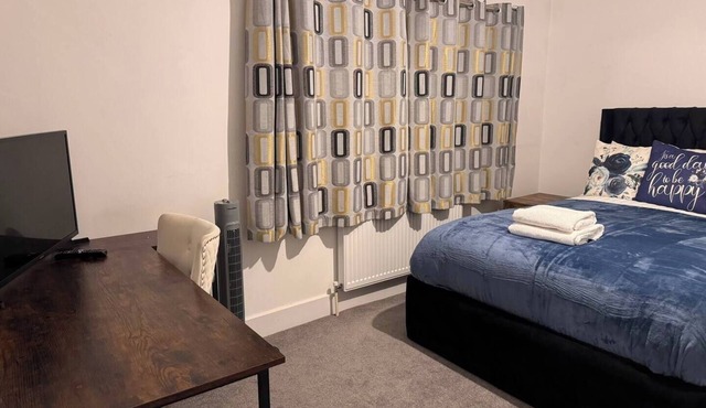 10% Discount on our 3-bedroom cosy Home in Hornchurch. 5 mins to Districtline.