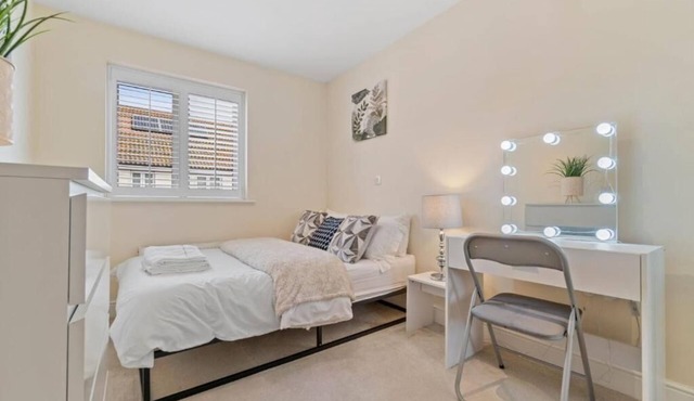 10% discount on our 3-bedroom Cosy home in Hornchurch in a quiet neighbourhood.