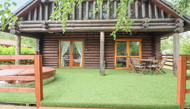 10 DUCK LAGOON, pet friendly, with hot tub in Tattershall