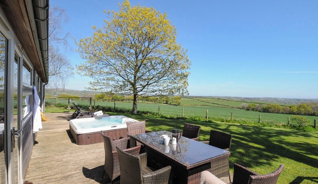 10 FARAWAY FIELDS, luxury holiday cottage, with hot tub in Dobwalls