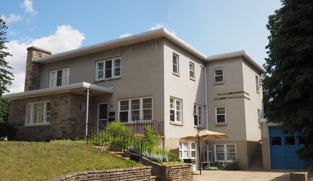 10% Flash Sale! Bright & Airy Apartment: Lovely Backyard & Off Street Parking!