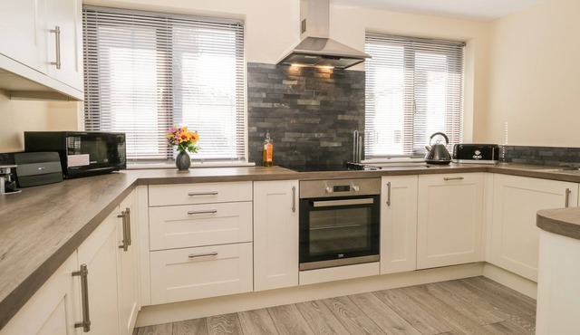 10 FLYING HORSE SHOES COTTAGE, family friendly in Clapham