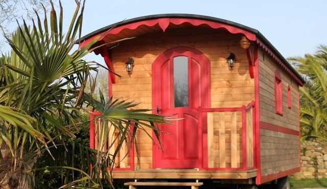 - 10% for a 7-night Easter holiday stay