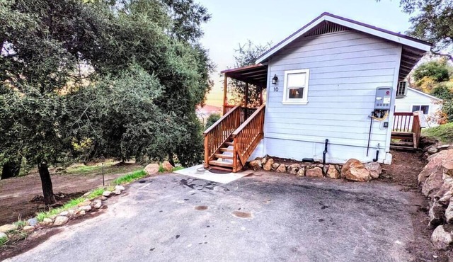 #10. Fox's Hillside Hideaway - with Firepit & Fireplace