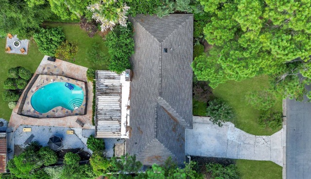 10 ft pool house with tiki/bar hut, arcades games, and theater room-no parties