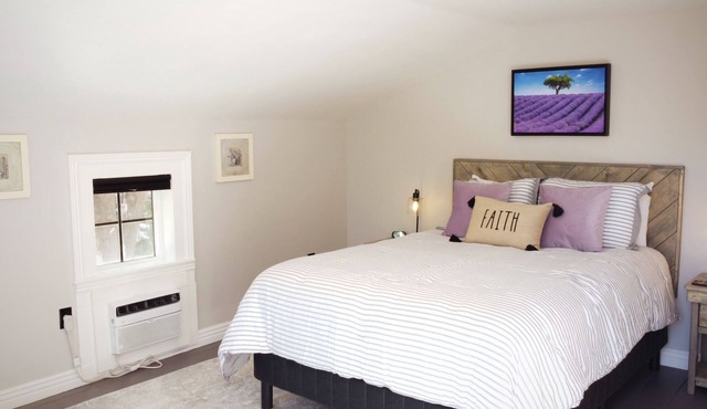#10 Fun Room in Historic Inn, Lavender Loft