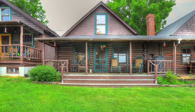 10 Haines Landing - We love this classic cabin! Pet friendly and gorgeous views!
