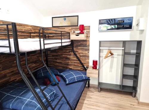 10 - Joli studio avec deux lits, un lit double et un lit simple, logement tout équipé pour 1, 2 ou 3 personnes maximum, vue sur parc arboré, parking privatif gratuit, grand fourgon possible, tout le linge de maison est fourni