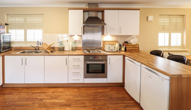 10 MELLOR WAY, pet friendly, character holiday cottage in New Waltham