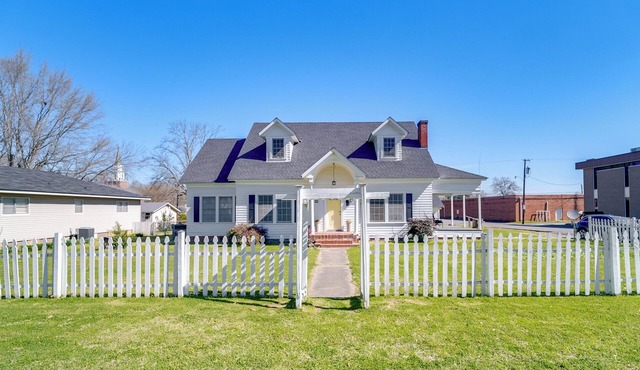 10 Mi to Caddo Lake: Charming Cottage in Vivian!