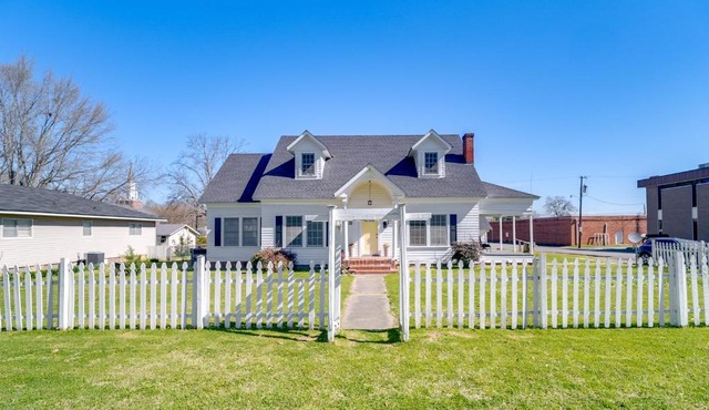 10 Mi to Caddo Lake Charming Cottage in Vivian!