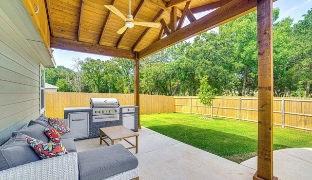 ~ 10 Mi to Dallas Hospitals: Stylish Home w/Yard!