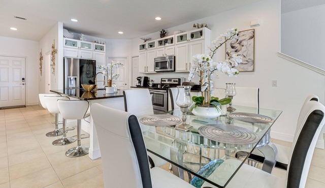 10 Mi to Disney - Lake-View Haven w/Pool Access!