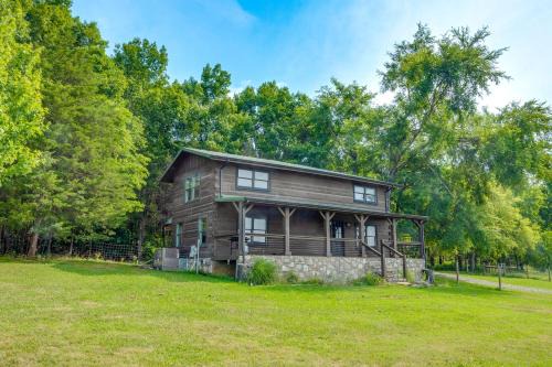 ~ 10 Mi to Downtown: Murfreesboro Area Cabin