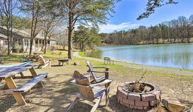 10 Mi to Drive-In: Lakefront Trenton Cabin!