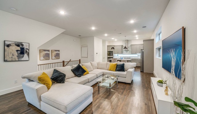 10 Mi to Dtwn Dallas: Sleek Retreat w/Balcony