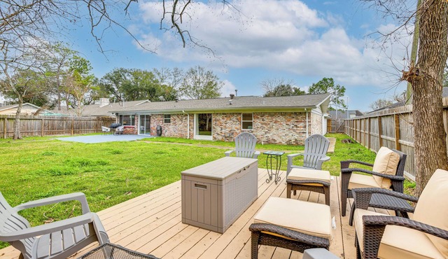 10 Mi to Dtwn Houston: Dog-Friendly Home w/Yard!