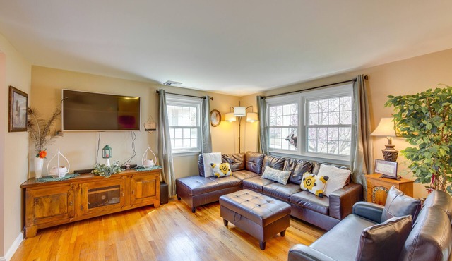 10 Mi to Dtwn Lancaster: Charming Home w/Yard!