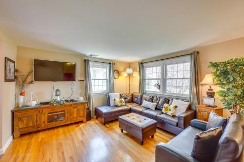 10 Mi to Dtwn Lancaster Charming Home with Yard!