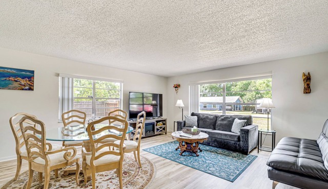 10 Mi to Dtwn Ocala: Dog-Friendly Home w/Fire Pit