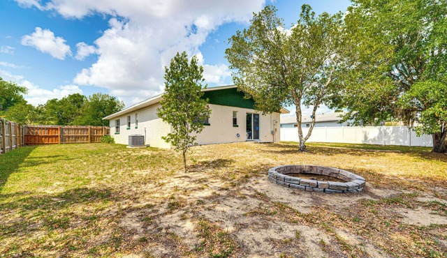 10 Mi to Dtwn Ocala: Dog-friendly Home w/Fire Pit