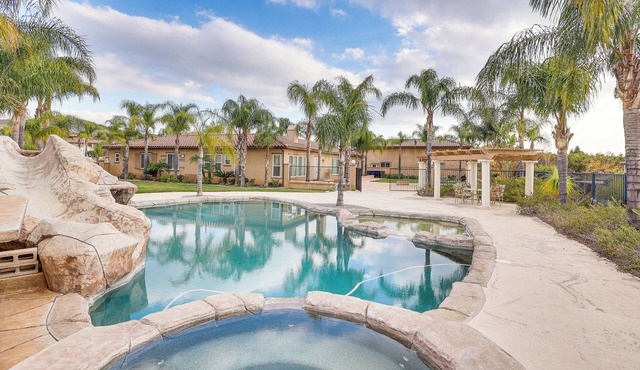 10 Mi to Dtwn: Riverside Triplex w/Pool